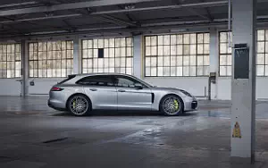 Porsche Panamera 4 E-Hybrid Sport Turismo      4K Ultra HD