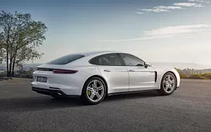 Porsche Panamera 4 E-Hybrid      4K Ultra HD