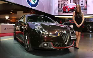 Девушка и автомобиль Alfa Romeo обои для рабочего стола 4K Ultra HD