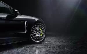 Porsche Panamera 4 E-Hybrid Platinum Edition      4K Ultra HD