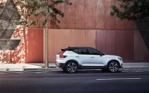 Volvo XC40 T5 R-Design      4K Ultra HD